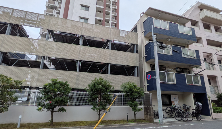 �J�オ��̗��̒��ԏ�ƃr��